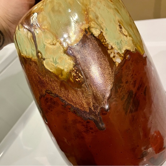 Beautiful Pottery Vase - Picture 2 of 7